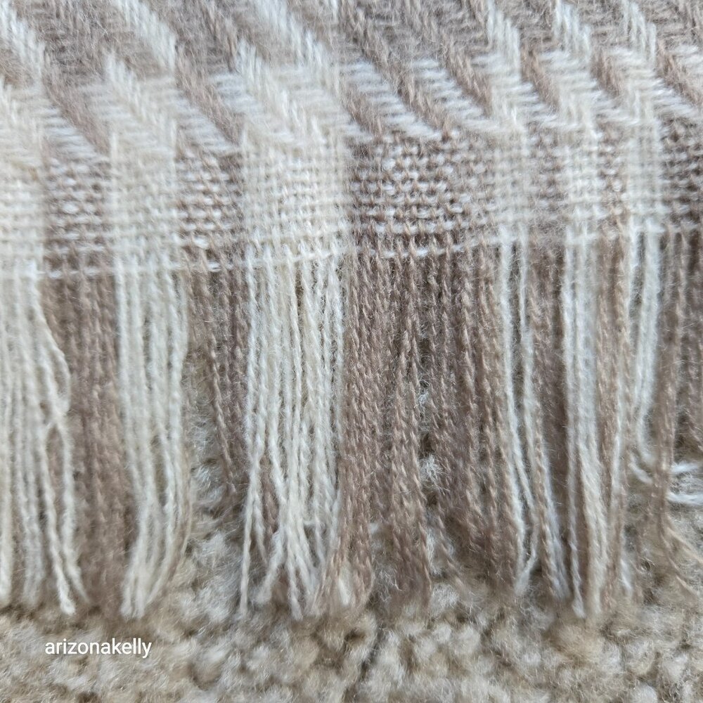 NWOT Cashmere Houndstooth Square Scarf Tan White Large - Picture 6 of 14